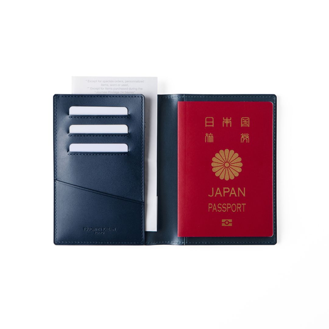 Steerhide (Nume Leather) Nume plus Passport Holder【Global Stores Exclusive】 in Black Made in Japan