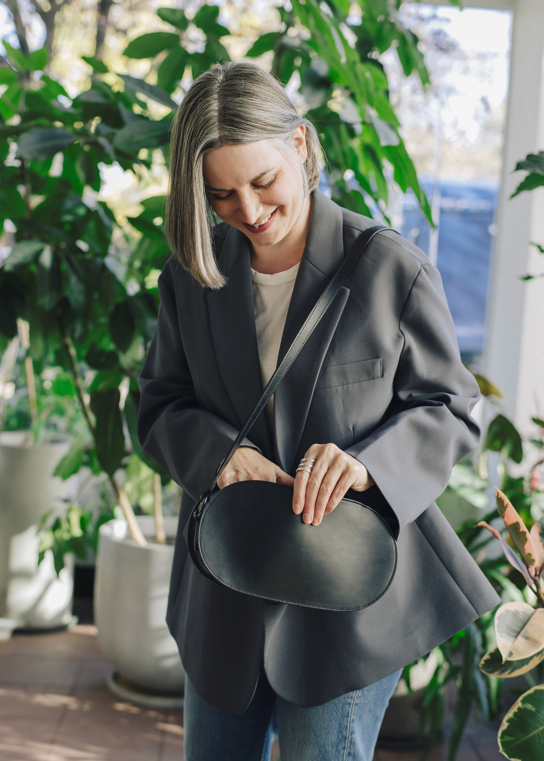 Black Nume Oval Shoulder | Nume Leather Shoulder Bag | Tsuchiya