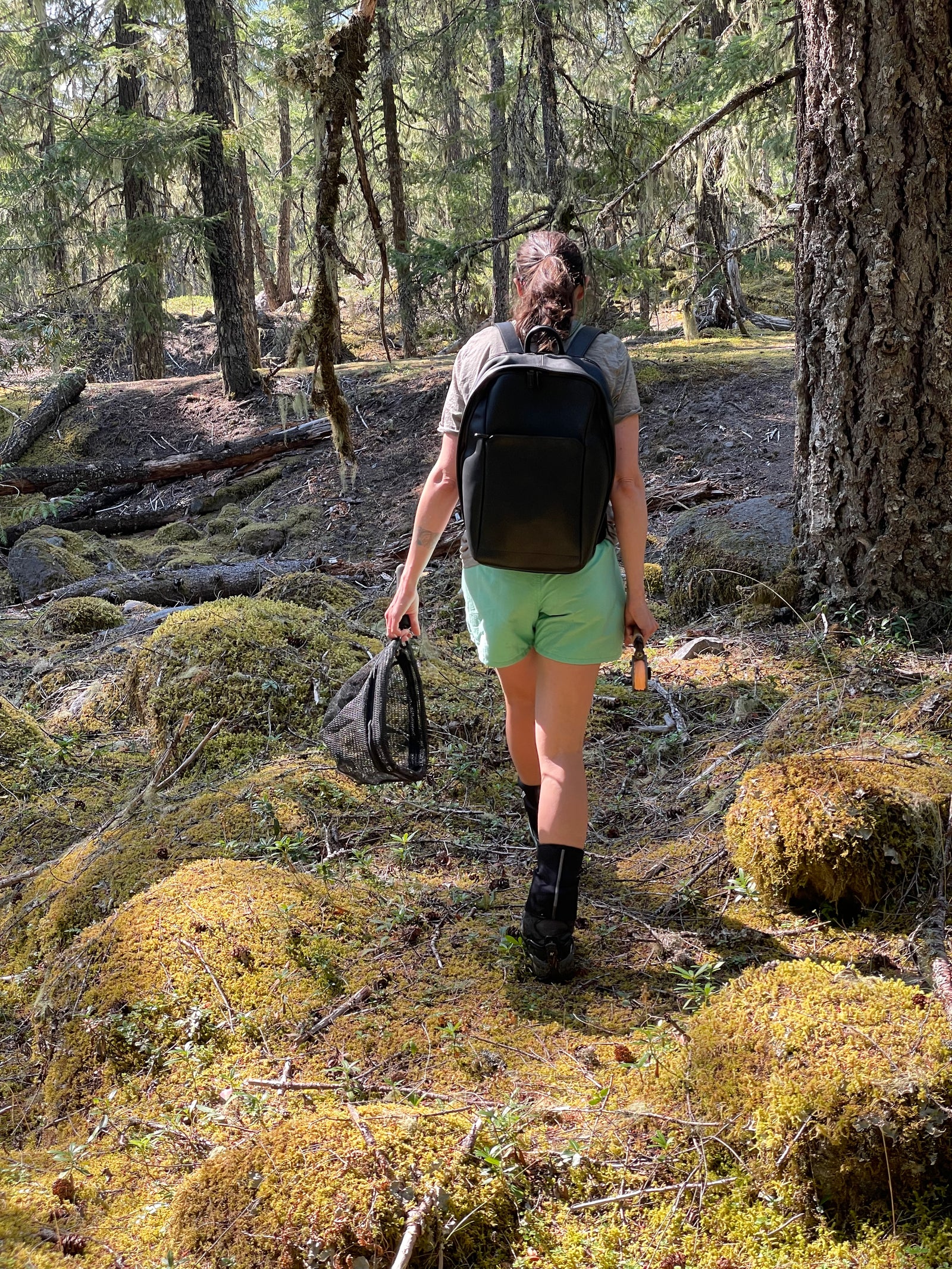 Fly Fishing in Oregon with The Vainno Round Backpack –Timeless