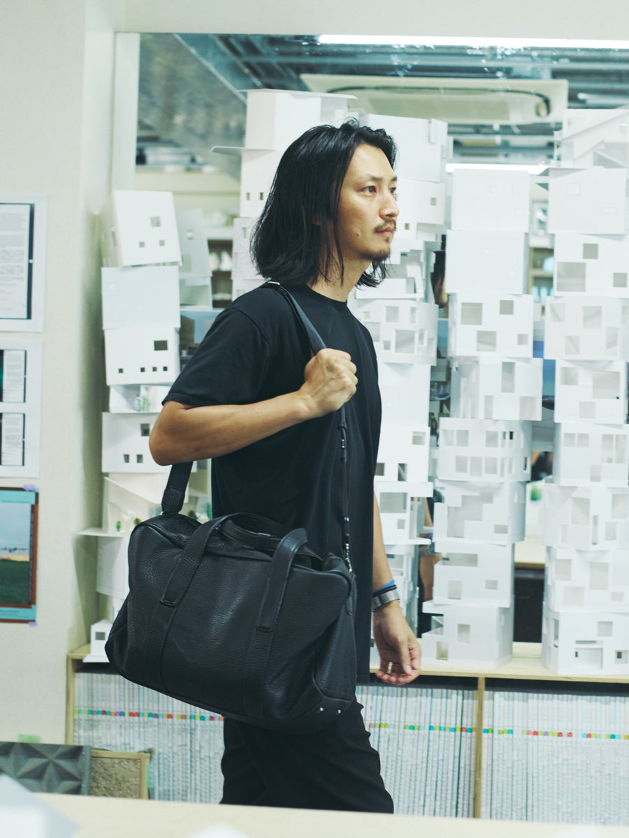 Shogo Onodera facing forward, carrying the Tone Nume Weekender Bag.