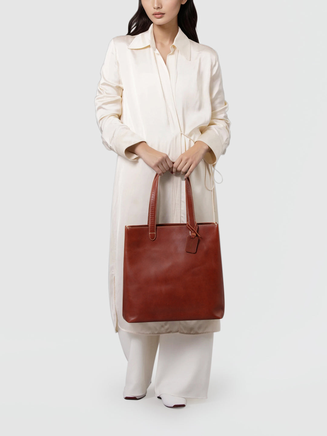 dr-tall-tote_model_2_41a123b1- dr-tall-tote_model_2_41a123b1-